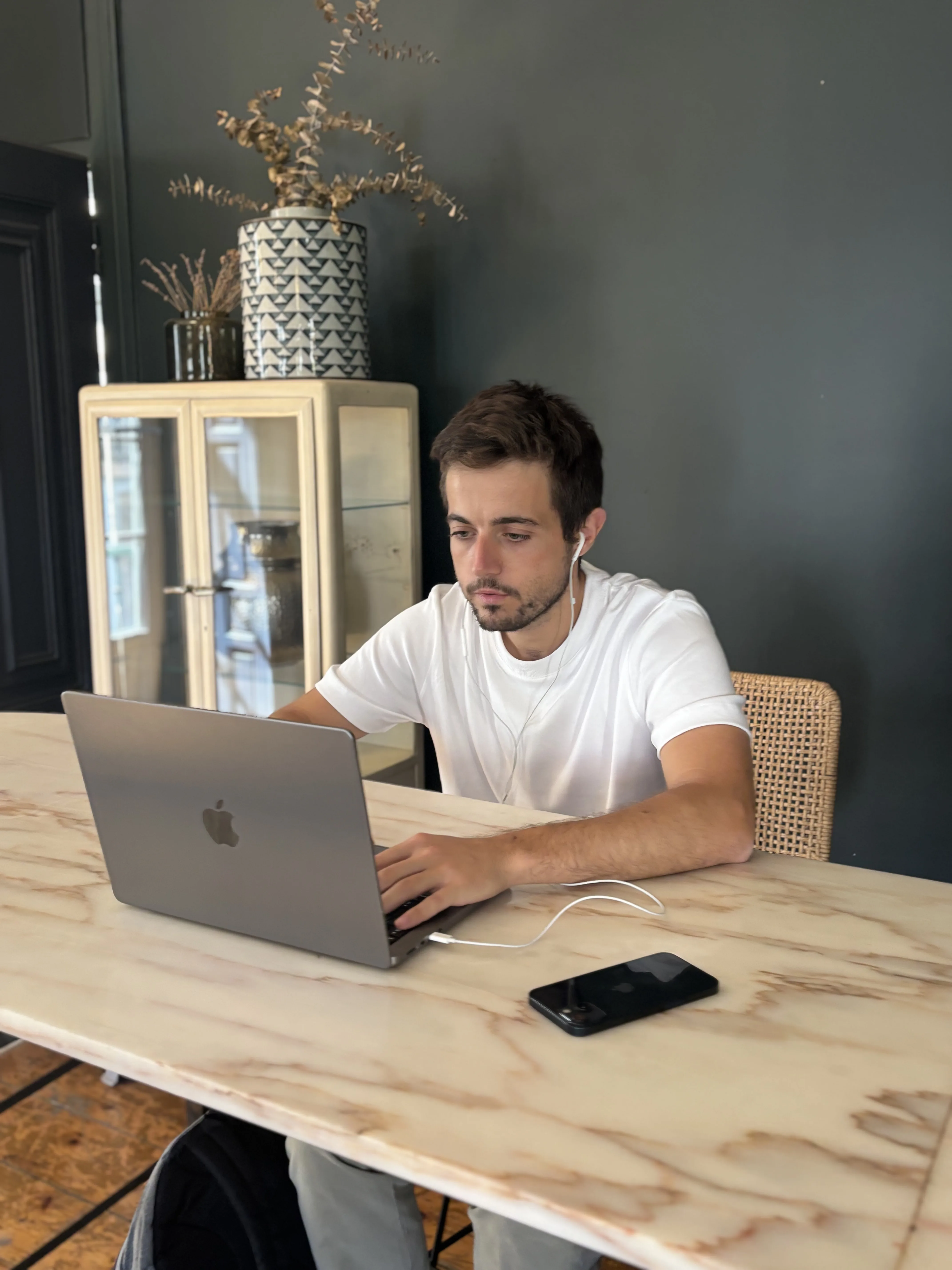 Franco Muoio au travail sur son ordinateur